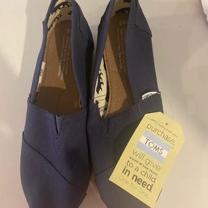Navy toms NWT size 8.5